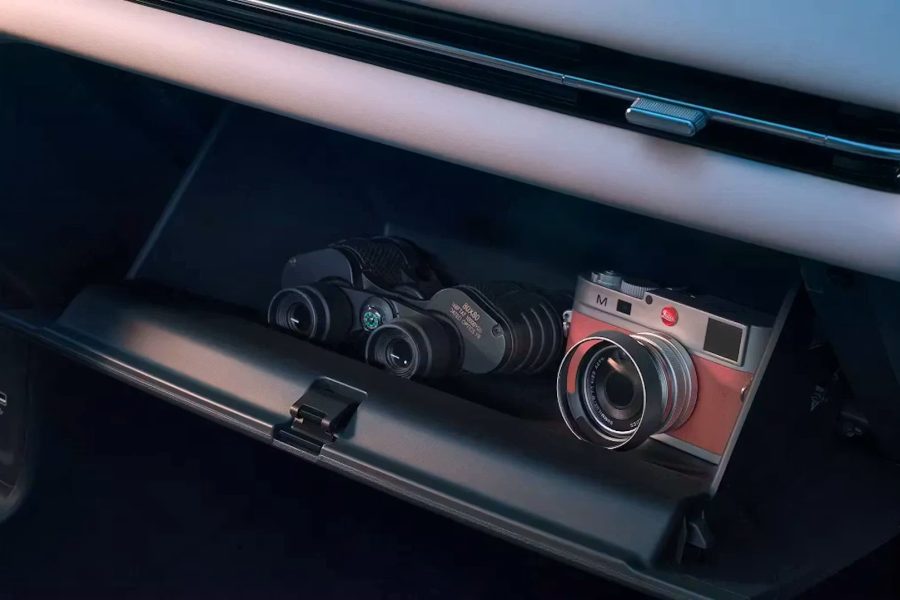 GLOVE BOX WITH SOFT OPENING