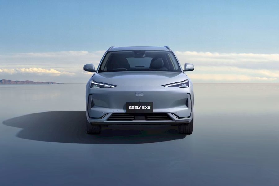 BOLD FIRST IMPRESSIONS
A confident stance and sleek front grille design give the Geely E5 unmistakable road presence from the very first glance.