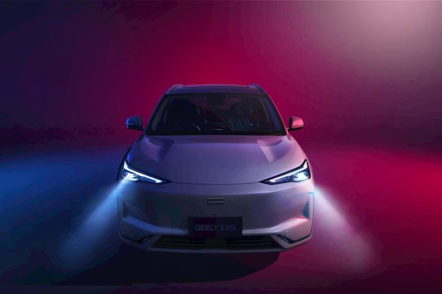 BRILLIANCE, BUILT IN
See and be seen with full LED lighting, automatic activation, and signature daytime running lights for a safer drive.